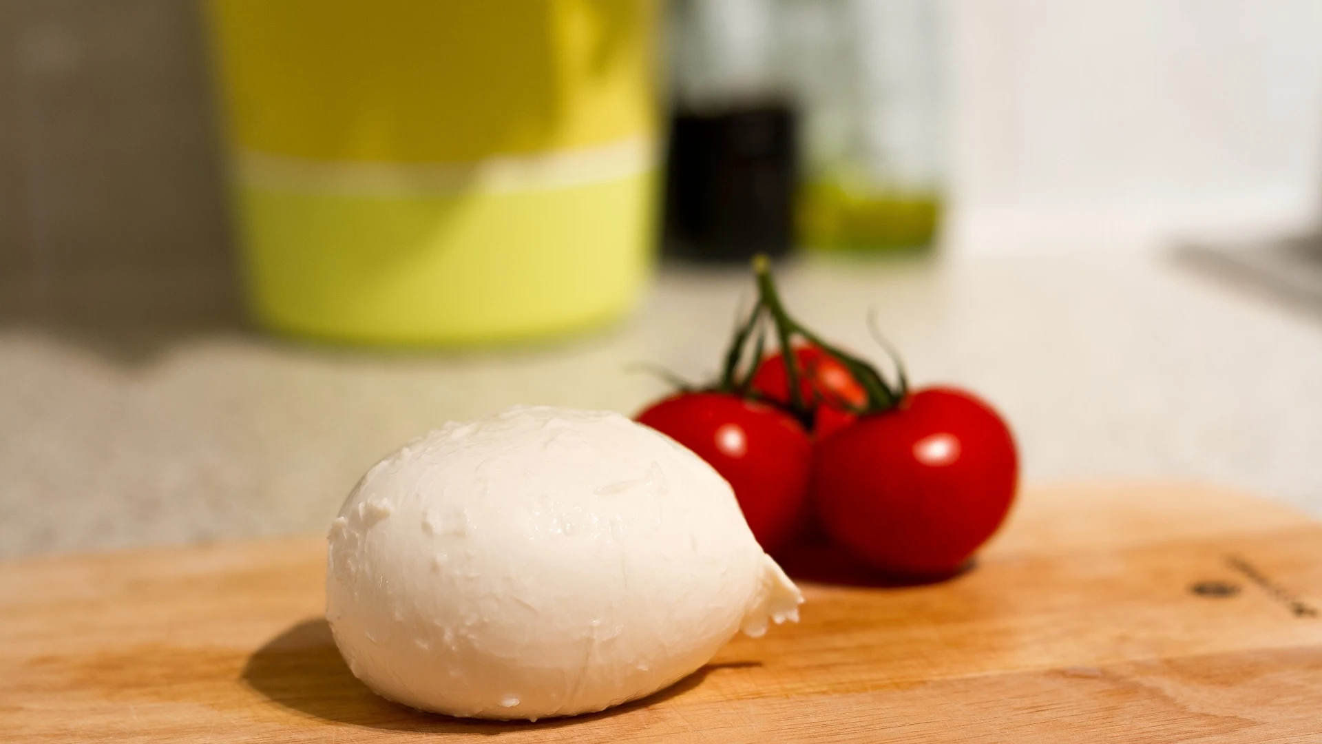 Imagen de una bola de mozzarella fresca.