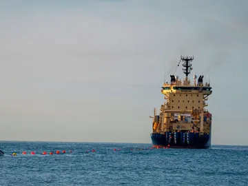 Uno de los barcos encargados de la colocación del cable Uno de los barcos encargados de la colocación del cable