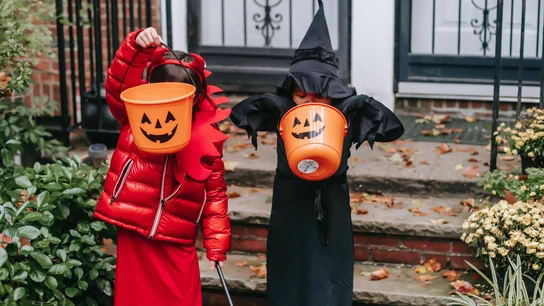 Dos niñas disfrazadas de Halloween Dos niñas disfrazadas de Halloween