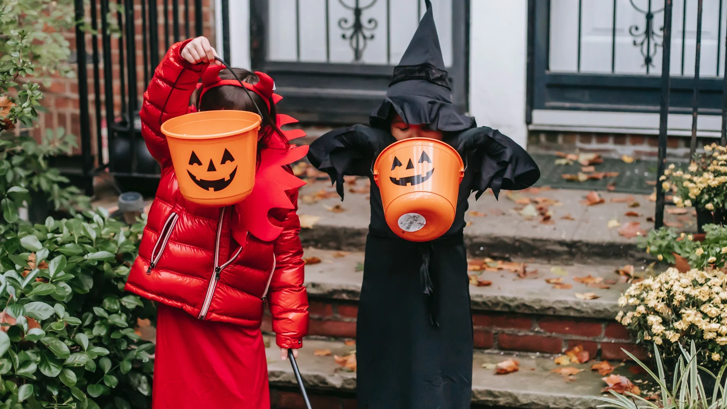 Dos niñas disfrazadas de Halloween Dos niñas disfrazadas de Halloween