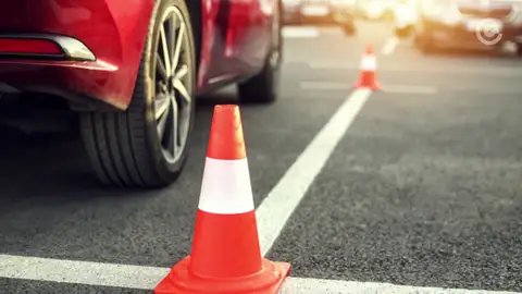 Conos de seguridad Conos para marcar los imprevistos en la carretera, accidentes u obras en las vías