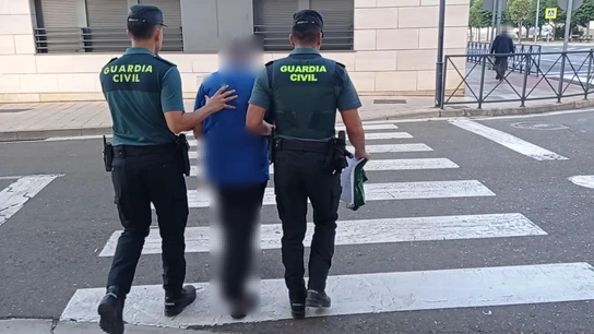 Agentes de la Guardia Civil se llevan retenido al presunto autor de una agresión sexual a un menor Agentes de la Guardia Civil se llevan retenido al presunto autor de una agresión sexual a un menor
