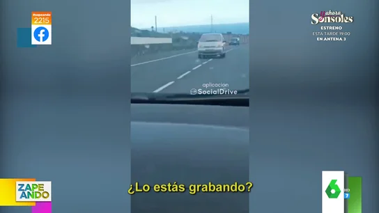 El impactante vídeo en el que un conductor circula marcha atrás en Tenerife: invade el carril contrario y casi choca contra un coche El impactante vídeo en el que un conductor circula marcha atrás en Tenerife: invade el carril contrario y casi choca contra un coche