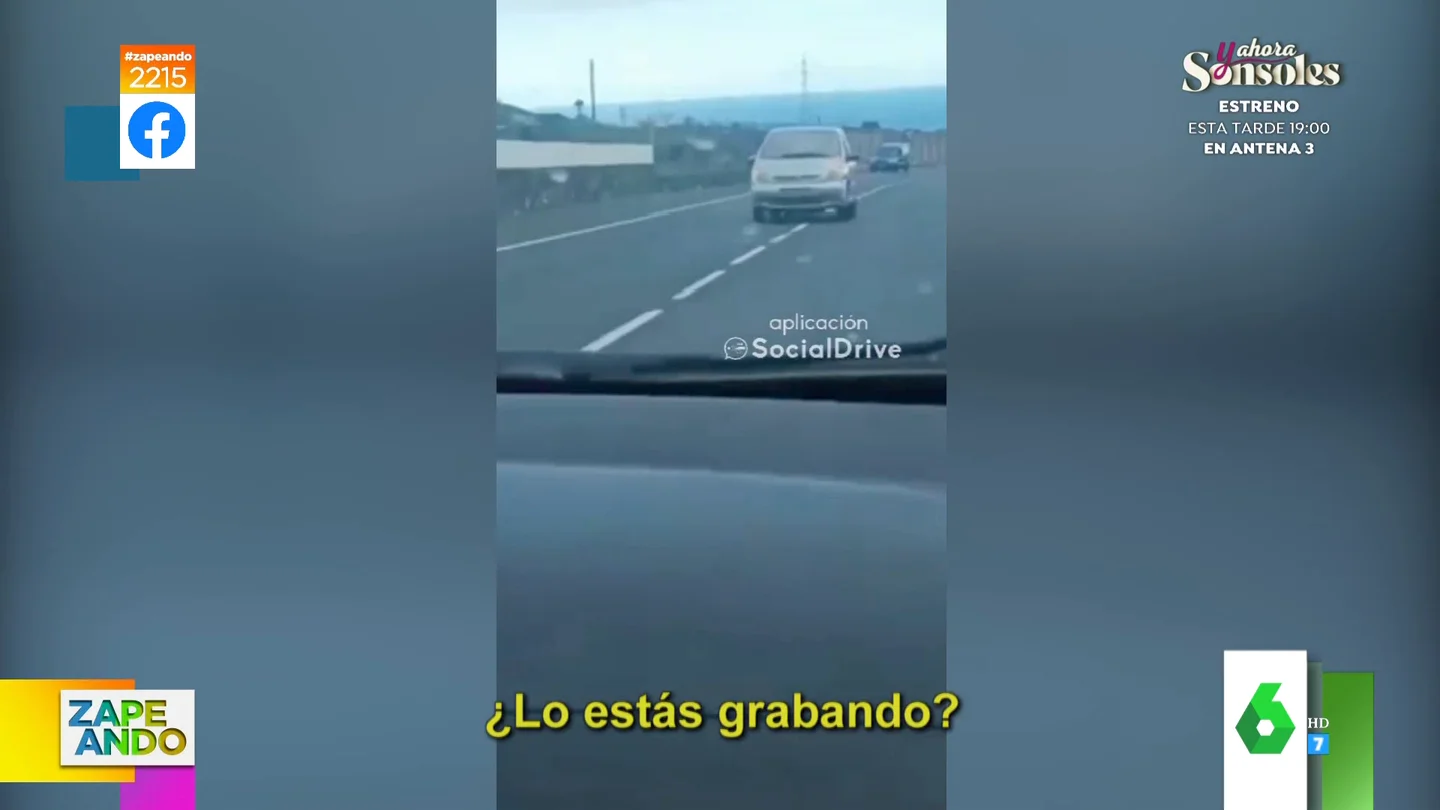 El impactante vídeo en el que un conductor circula marcha atrás en Tenerife: invade el carril contrario y casi choca contra un coche El impactante vídeo en el que un conductor circula marcha atrás en Tenerife: invade el carril contrario y casi choca contra un coche