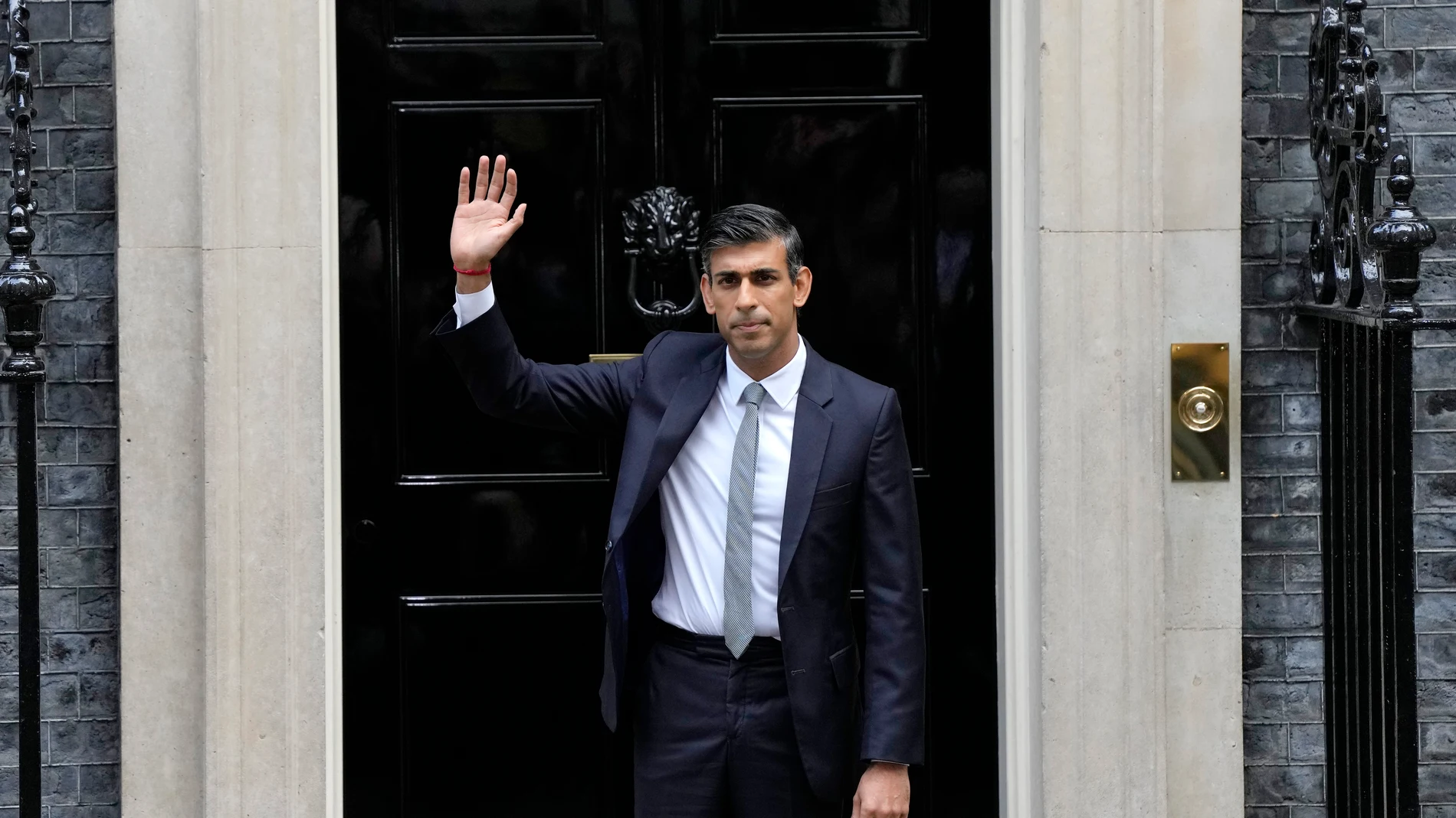 El nuevo primer ministro británico, Rishi Sunak, en la entrada del 10 de Downing Street.