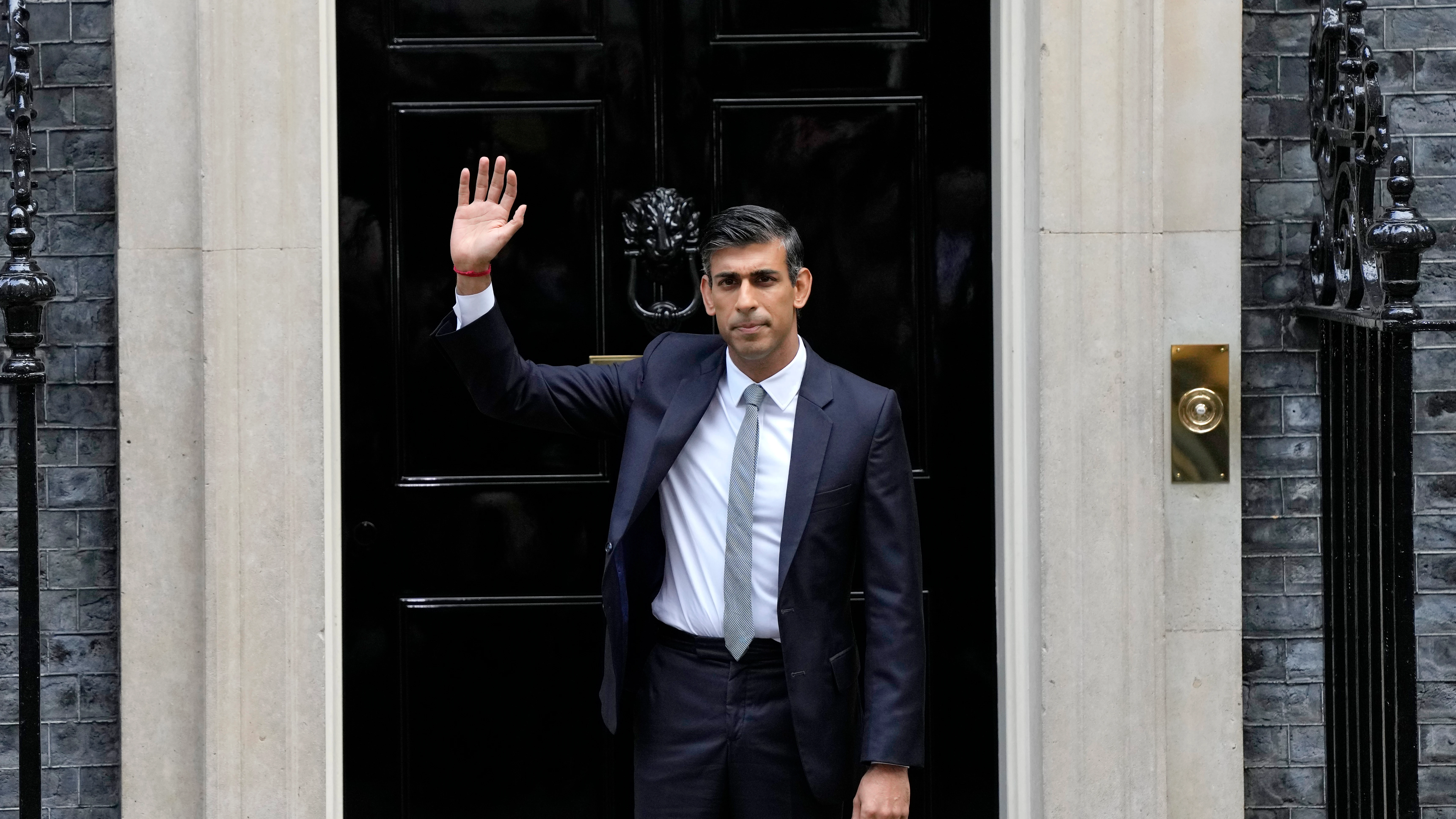 El nuevo primer ministro británico, Rishi Sunak, en la entrada del 10 de Downing Street.