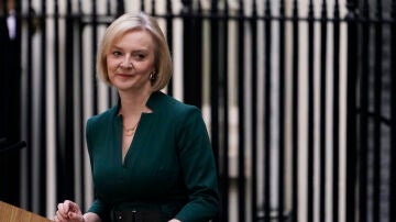 Liz Truss ante el número 10 de Downing Street