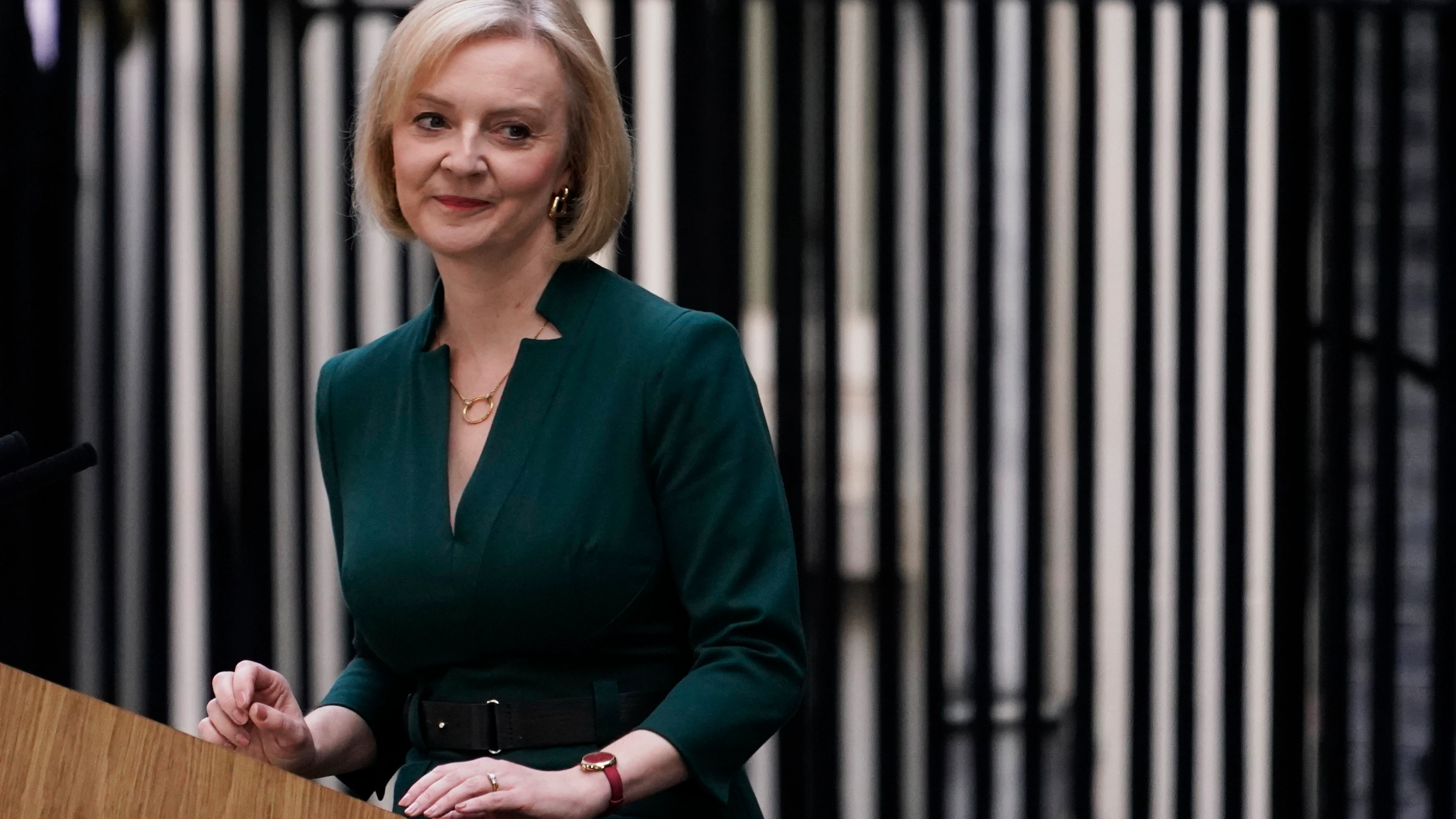 Liz Truss ante el número 10 de Downing Street