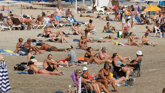 Cientos de personas toman el sol y se bañan en la playa del Postiguet de Alicante el 24 de Octubre. Cientos de personas toman el sol y se bañan en la playa del Postiguet de Alicante con temperaturas cercanas a los 30 grados, hoy, 24 de Octubre , Día internacional contra el Cambio Climático.