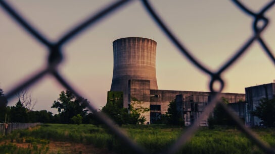 Una imagen de archivo que muestra una torre de refrigeraci&oacute;n de una central nuclear/ Unsplash