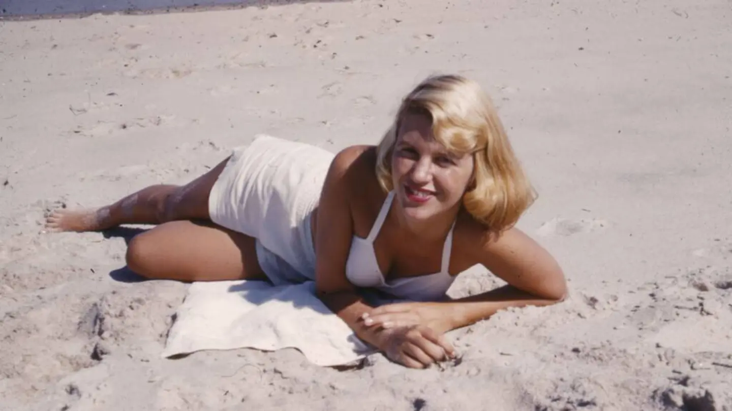 Sylvia Plath en la playa, en 1954 Sylvia Plath en la playa, en 1954