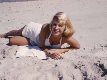 Sylvia Plath en la playa, en 1954