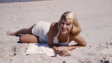 Sylvia Plath en la playa, en 1954