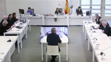 Vista de las pantallas que siguen del juicio el caso Alvia en Santiago de Compostela, que se ha retomado este martes con la declaración de diez policías nacionales