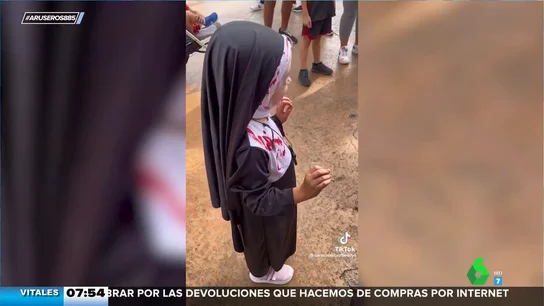 "Yo soy la amiga de la niña del exorcista": así reacciona esta monstruosa 'monjita' cuando quieren asustarla "Yo soy la amiga de la niña del exorcista": así reacciona esta monstruosa 'monjita' cuando quieren asustarla