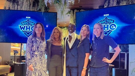 La presidenta de Disney+, Alisa Bowen; la presidenta de Disney Branded Television, Ayo Davis; el nuevo protagonista de 'Doctor Who', Ncuti Gatwa; la directora ejecutiva de distribuci&oacute;n global de la BBC, Rebecca Glashow, y la directora de Dramas de la BBC, Lindsay Salt.