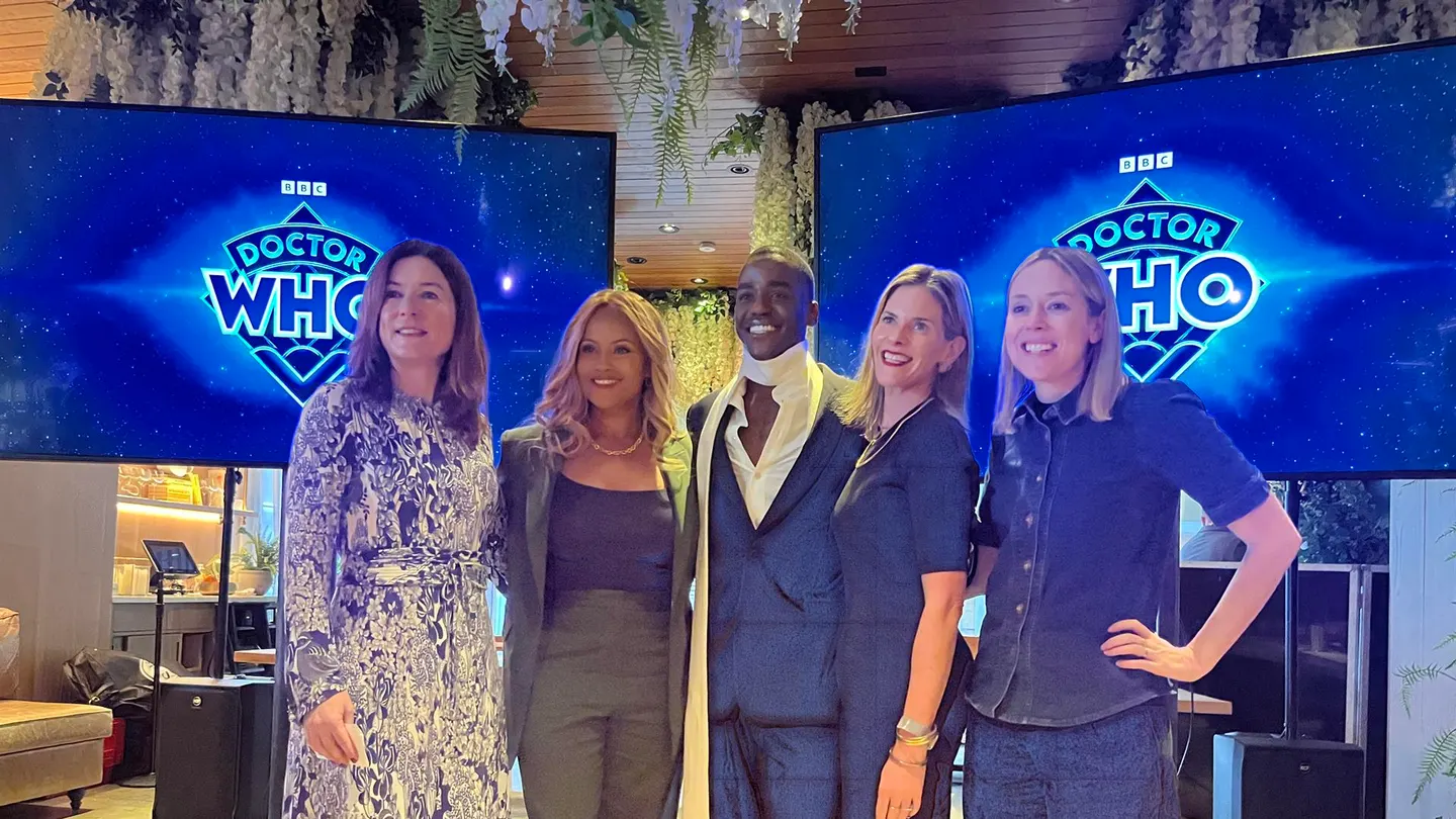 La presidenta de Disney+, Alisa Bowen; la presidenta de Disney Branded Television, Ayo Davis; el nuevo protagonista de 'Doctor Who', Ncuti Gatwa; la directora ejecutiva de distribución global de la BBC, Rebecca Glashow, y la directora de Dramas de la BBC, Lindsay Salt. La presidenta de Disney+, Alisa Bowen; la presidenta de Disney Branded Television, Ayo Davis; el nuevo protagonista de 'Doctor Who', Ncuti Gatwa; la directora ejecutiva de distribución global de la BBC, Rebecca Glashow, y la directora de Dramas de la BBC, Lindsay Salt.