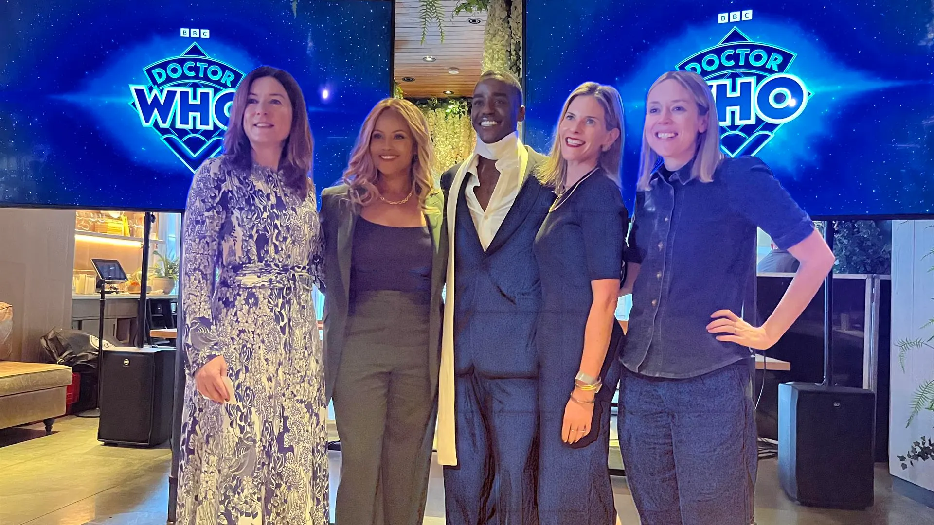 La presidenta de Disney+, Alisa Bowen; la presidenta de Disney Branded Television, Ayo Davis; el nuevo protagonista de 'Doctor Who', Ncuti Gatwa; la directora ejecutiva de distribución global de la BBC, Rebecca Glashow, y la directora de Dramas de la BBC, Lindsay Salt.