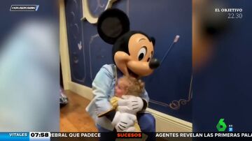 El emotivo momento en el que esta niña de 2 años conoce a Mickey y Minnie Mouse