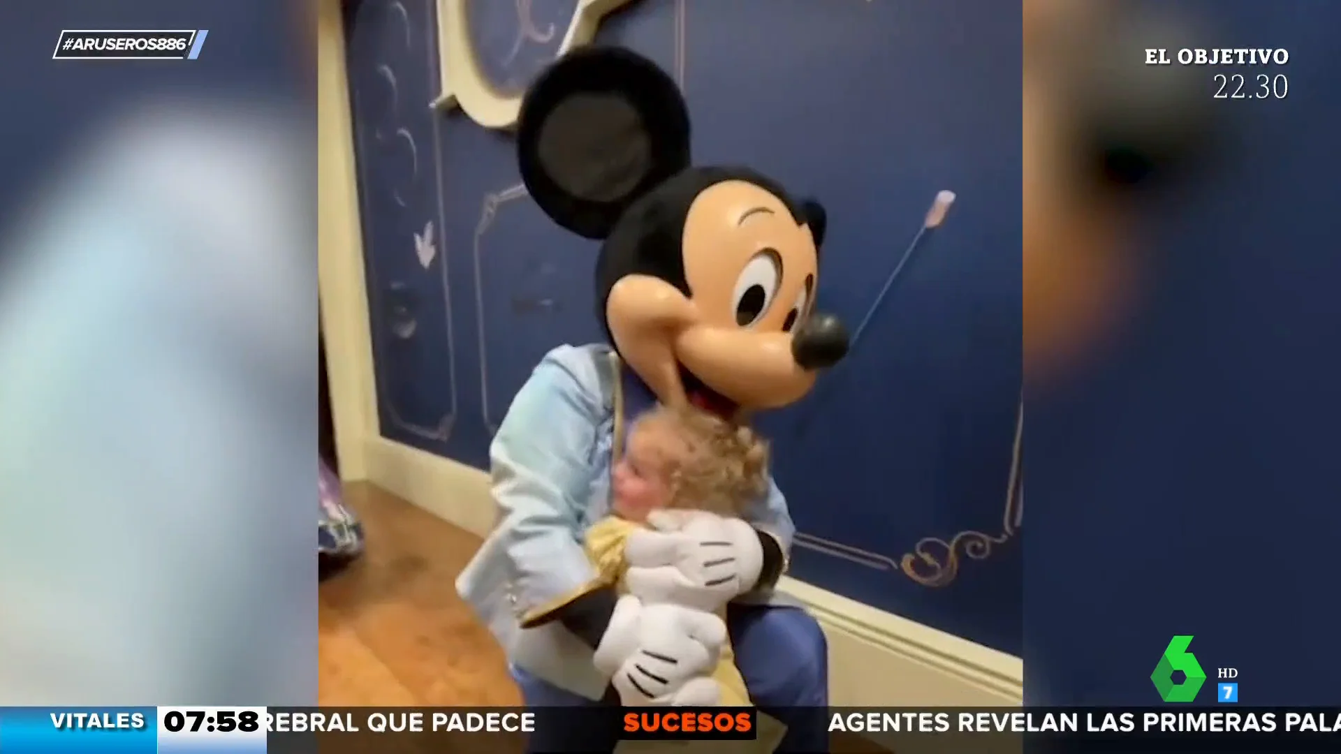 El emotivo momento en el que esta niña de 2 años conoce a Mickey y Minnie Mouse