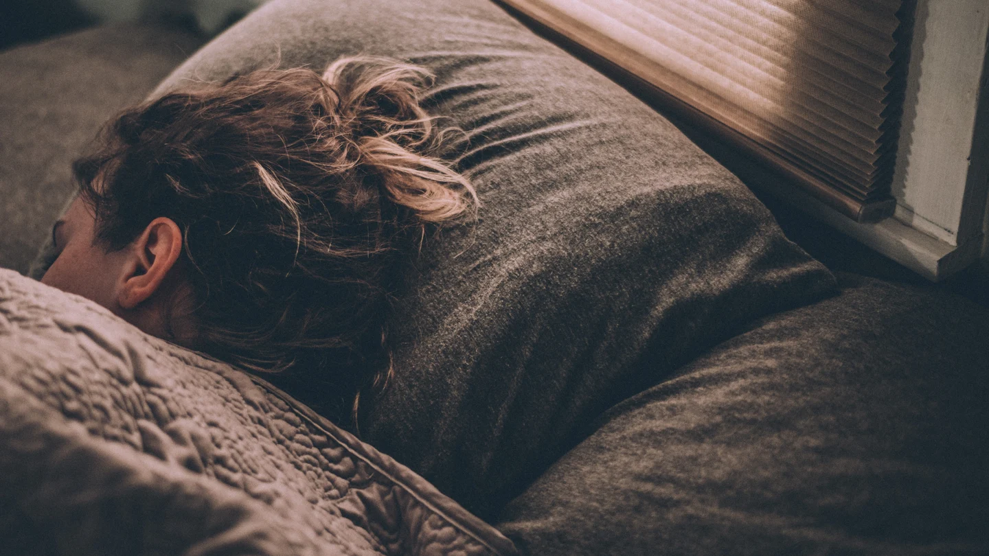 Una mujer durmiendo Dormir