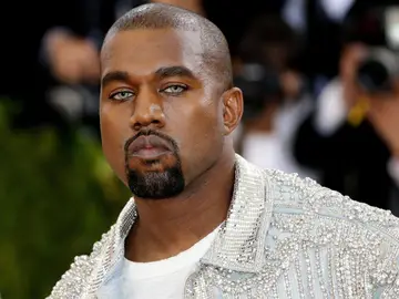 Imagen de archivo de Kanye West con lentillas azules Imagen de archivo de Kanye West con lentillas azules