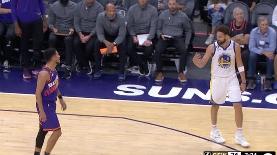 Klay Thompson, haciéndole el gesto de los cuatro dedos a Devin Booker Klay Thompson, haciéndole el gesto de los cuatro dedos a Devin Booker
