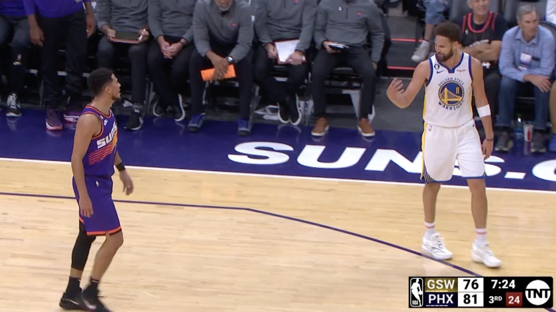 Klay Thompson, haciéndole el gesto de los cuatro dedos a Devin Booker