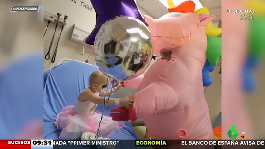 "No más quimio": un médico disfrazado de unicornio anuncia a su pequeña paciente que ha superado el cáncer "No más quimio": un médico disfrazado de unicornio anuncia a su pequeña paciente que ha superado el cáncer