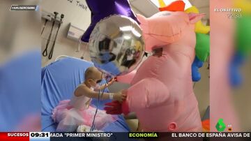 "No más quimio": un médico disfrazado de unicornio anuncia a su pequeña paciente que ha superado el cáncer