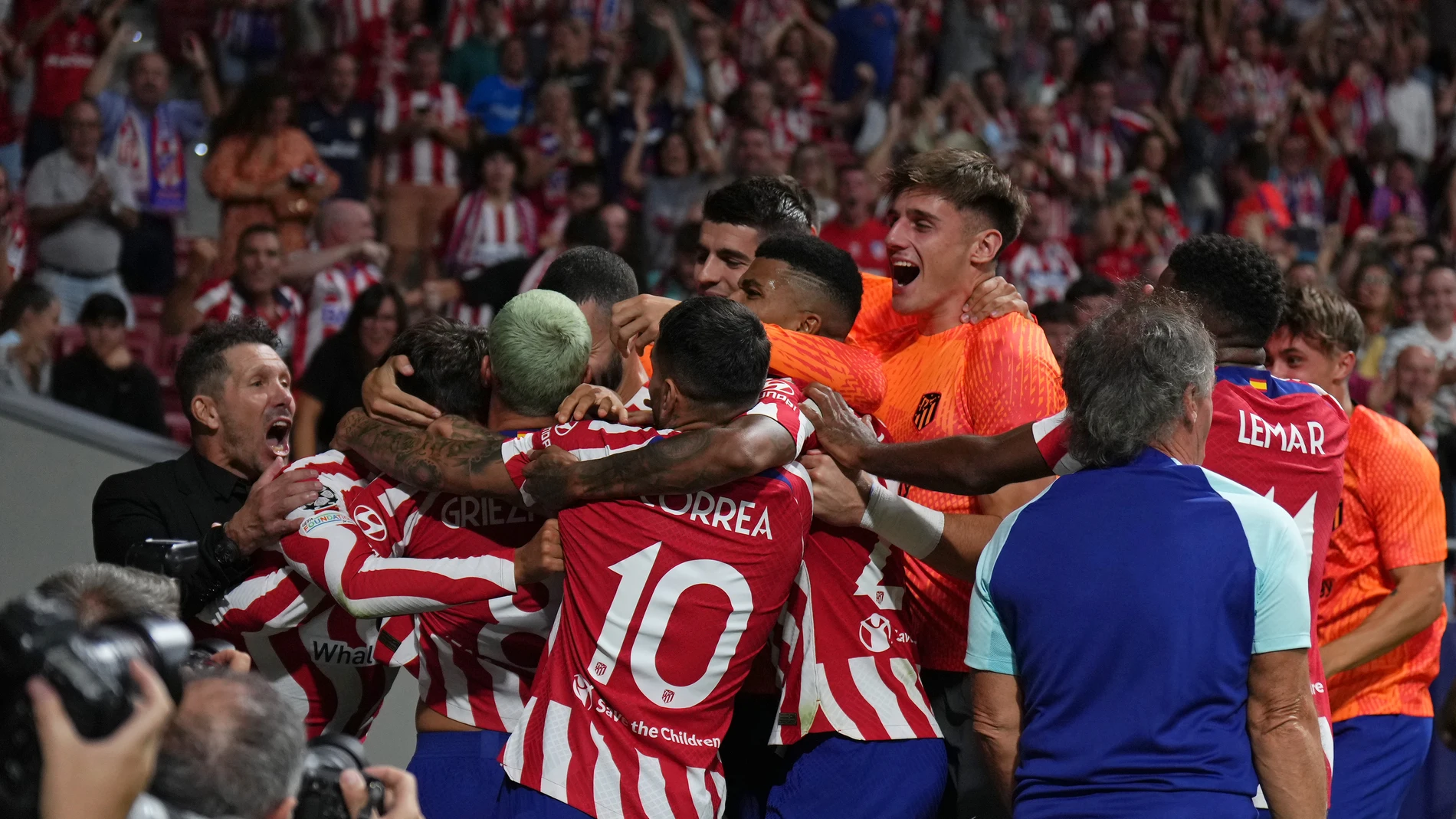 El &#39;Cholo&#39; y los jugadores del Atlético, celebrando un gol en Champions