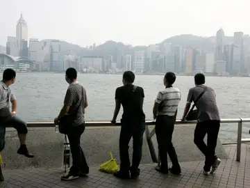 turistas observando el perfil de la ciudad de Hong Kong turistas observando el perfil de la ciudad de Hong Kong