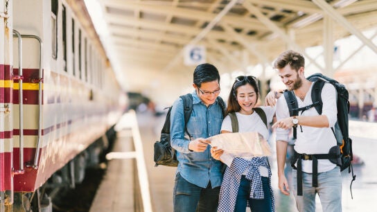 Grupo de j&oacute;venes cogiendo un tren