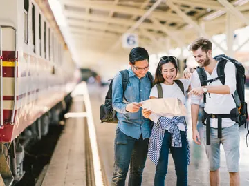 Grupo de jóvenes cogiendo un tren Grupo de jóvenes cogiendo un tren
