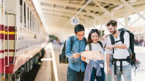Grupo de jóvenes cogiendo un tren Grupo de jóvenes cogiendo un tren