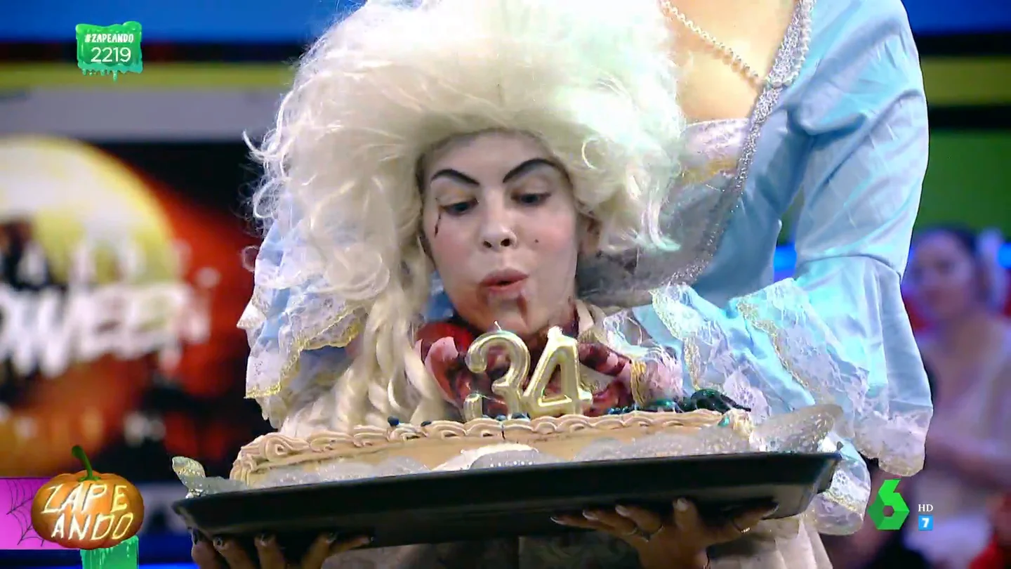 Cristina Pedroche sopla las velas en Zapeando Cristina Pedroche sopla las velas en Zapeando