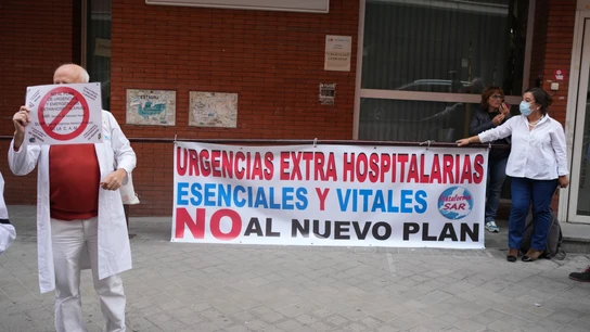 Un docena de profesionales sanitarios protesta a las puertas del centro sanitario 24 horas de Madrid. Un docena de profesionales sanitarios protesta a las puertas del centro sanitario 24 horas de Madrid.