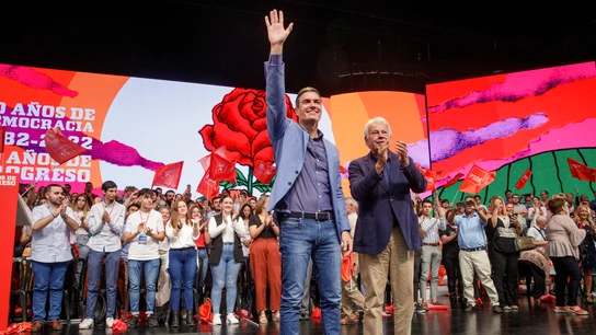Pedro Sánchez, presidente del Gobierno, junto al expresidente Felipe González Pedro Sánchez, presidente del Gobierno, junto al expresidente Felipe González