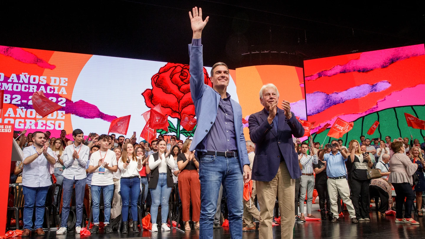 Pedro Sánchez, presidente del Gobierno, junto al expresidente Felipe González Pedro Sánchez, presidente del Gobierno, junto al expresidente Felipe González