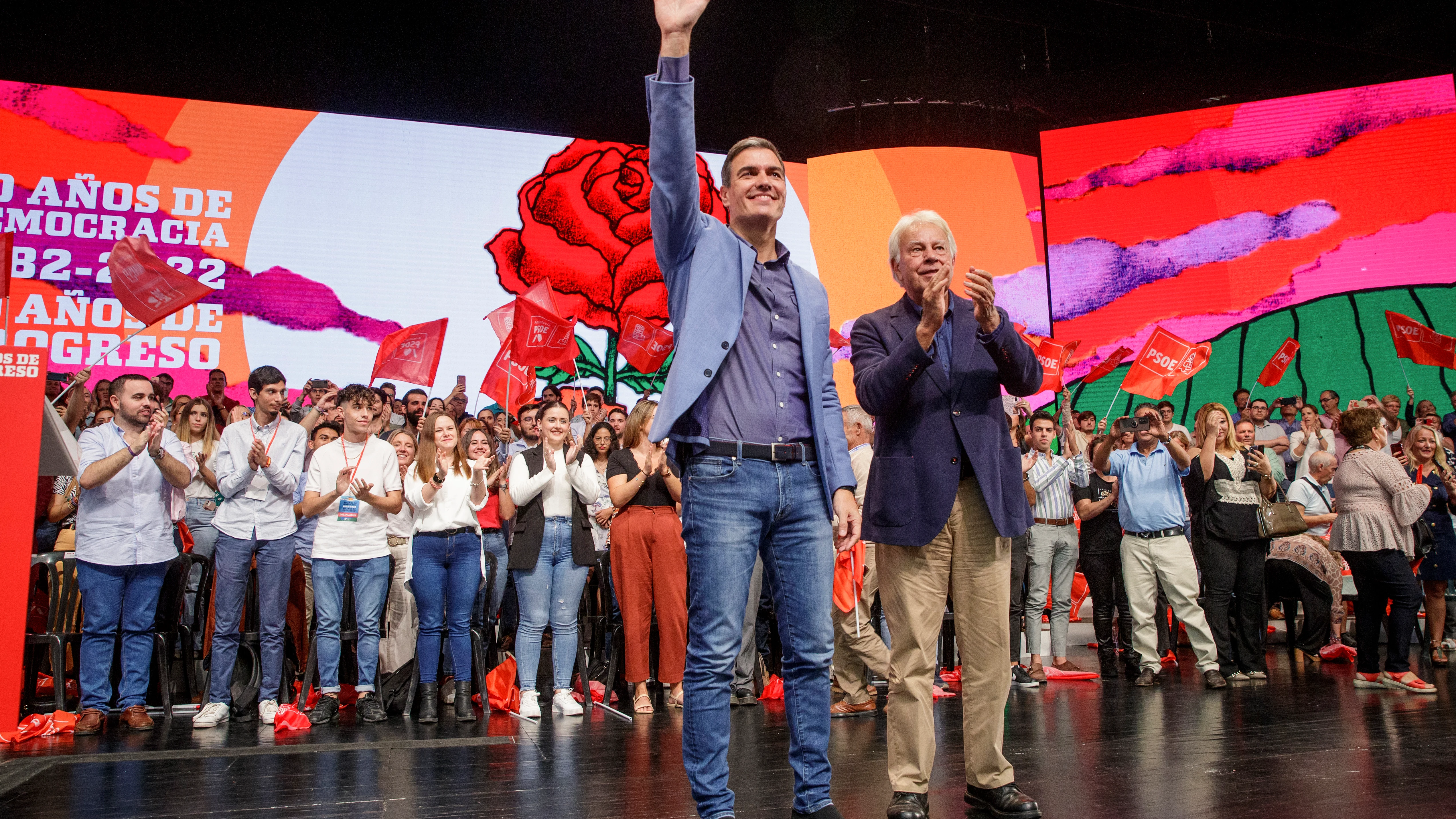 Pedro Sánchez, presidente del Gobierno, junto al expresidente Felipe González