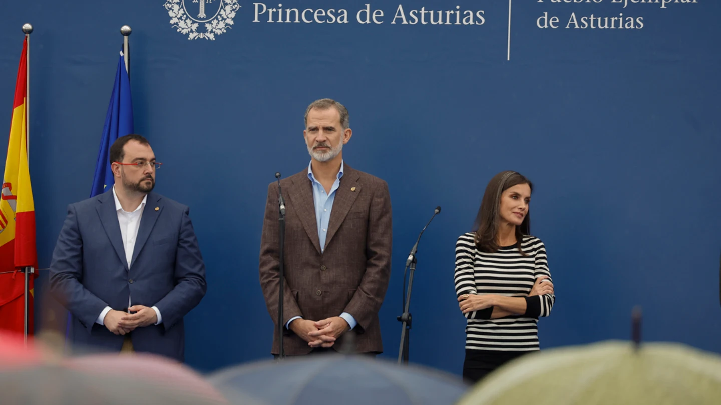 La reina Letizia habla de la gastroenteritis de Leonor y Sofía: "Algo les sentó mal" La reina Letizia habla de la gastroenteritis de Leonor y Sofía: "Algo les sentó mal"