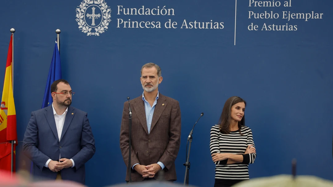 La reina Letizia habla de la gastroenteritis de Leonor y Sofía: "Algo les sentó mal"