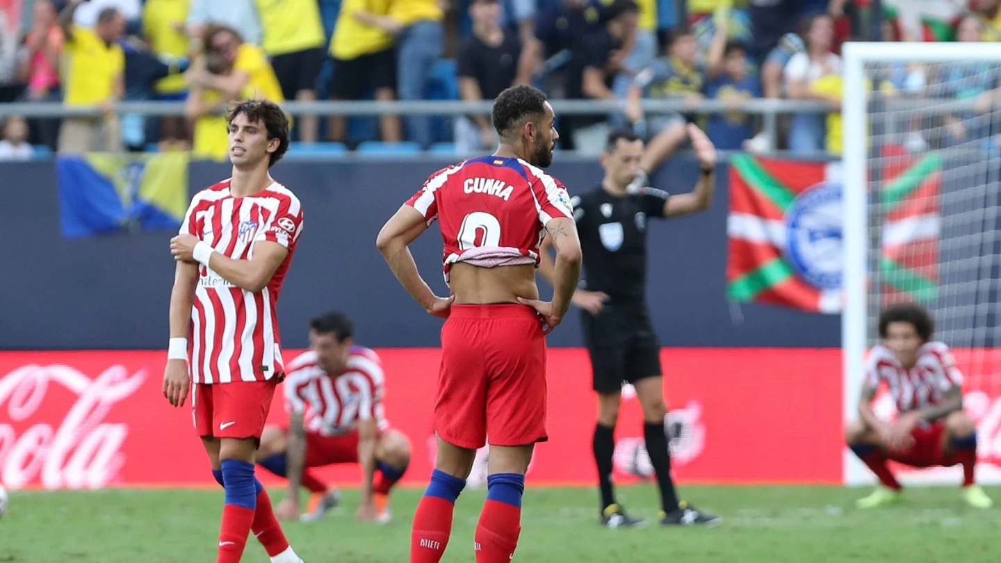Jugadores del Atlético de Madrid tras el tercer gol del Cádiz Jugadores del Atlético de Madrid tras el tercer gol del Cádiz