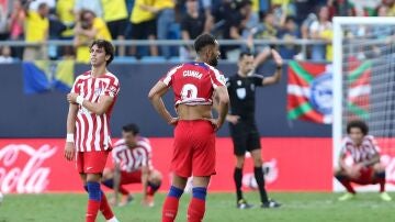 Jugadores del Atlético de Madrid tras el tercer gol del Cádiz