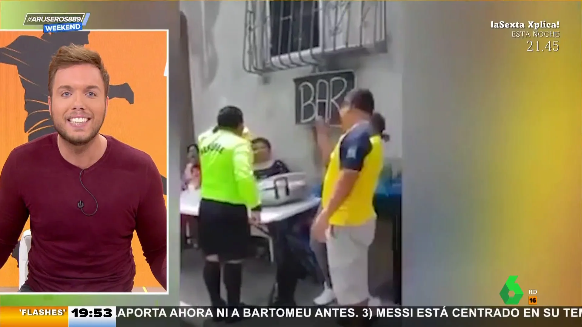 Un árbitro para el partido tras una acción polémica y acude al bar, con b