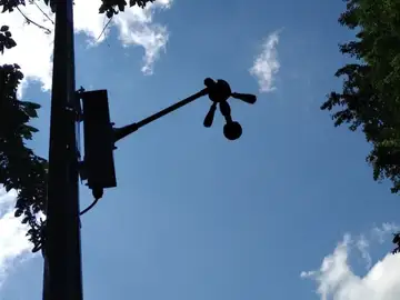 Radares Medusa: así funcionan y así multan Radares con forma de medusa instalado en la parte superior de una farola