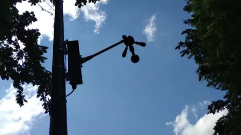 Radares Medusa: así funcionan y así multan Radares con forma de medusa instalado en la parte superior de una farola