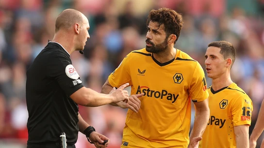 Diego Costa discute con el árbitro Diego Costa discute con el árbitro