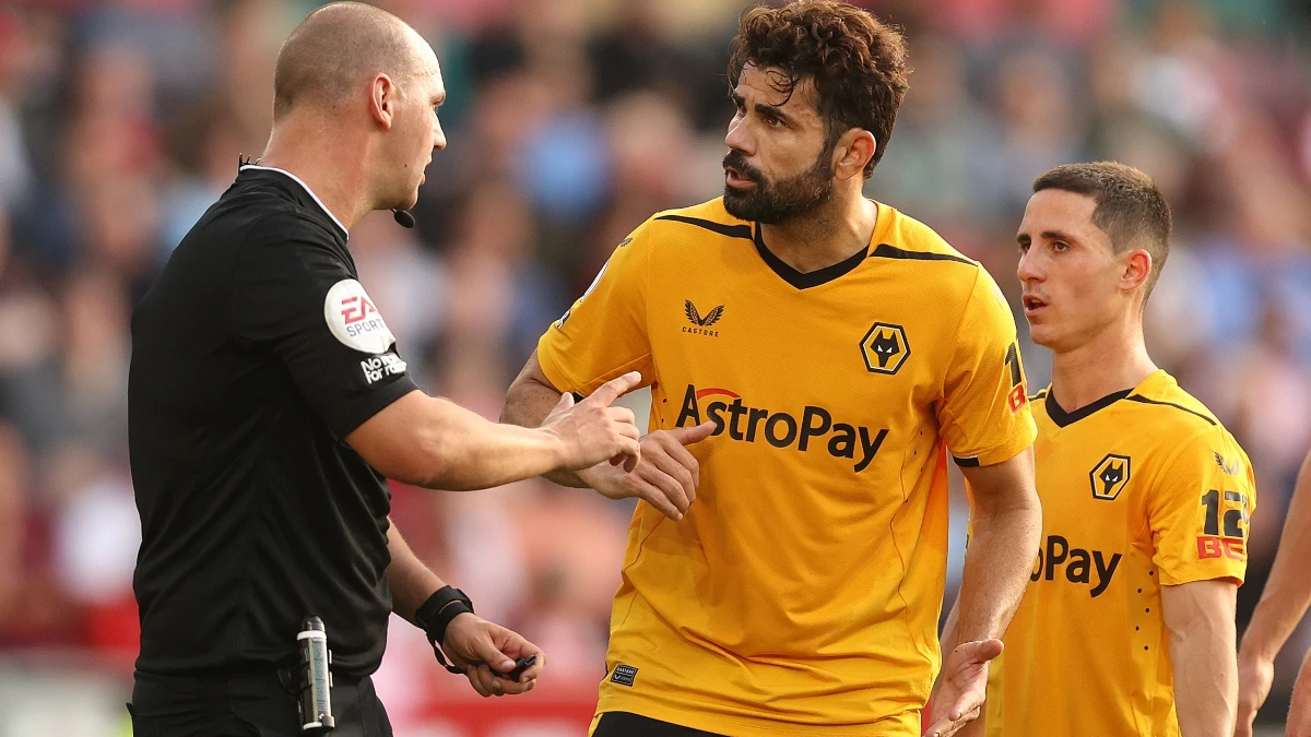 Diego Costa discute con el árbitro