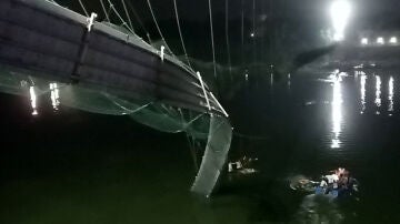 Vista del puente colapsado en la India